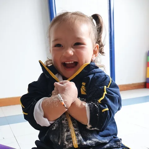 Niña juega en clase de manualidades en colegio Colsubsidio