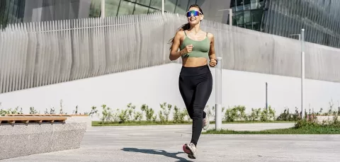 Mujer entrena para la carrera de la mujer en Bogotá