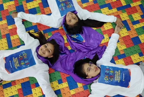 Niñas estudian en el semilleros de robótica