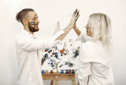 Se están haciendo algo el uno al otro en un estudio de pintura