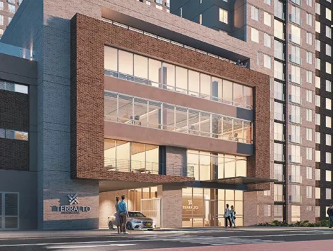 Fachada de Terralto muestra edificio, entrada princial y personas caminando