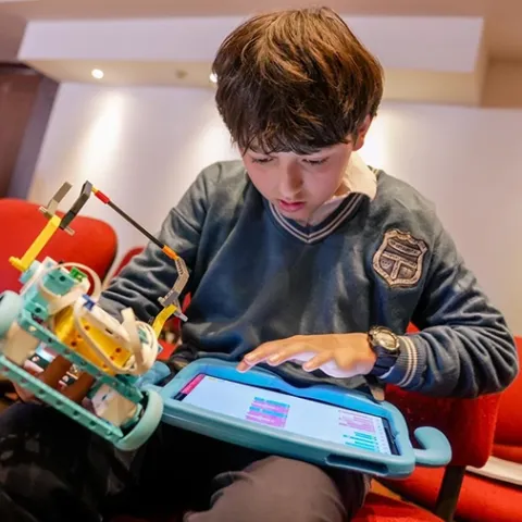 Niño estudia en sus clases de robótica
