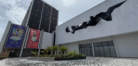 Panorámica muestra plazoleta renovada de la Calle 26 de Colsubsidio