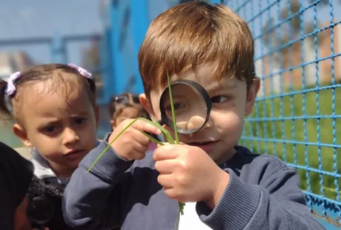Niños estudian en el programa AIPI