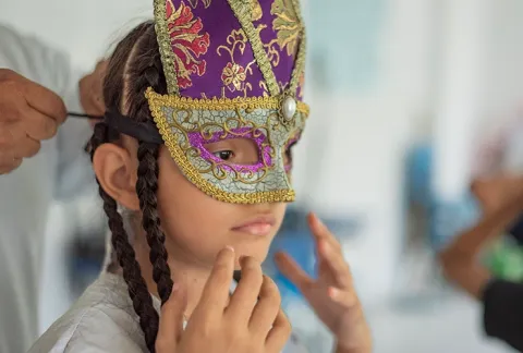 Niña realiza más en clase del programa JEC