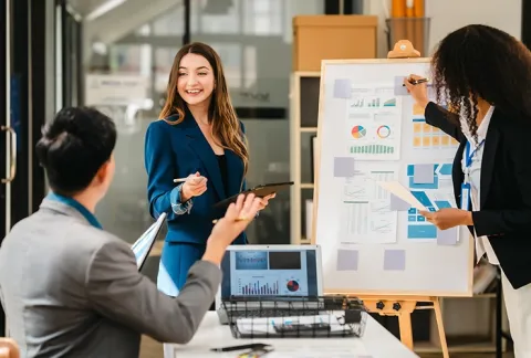 Empresarios conversan sobre el modelo de sostenibilidad de mipymes