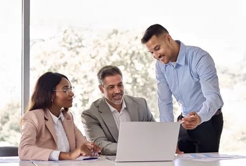Líderes empresarial conversan con asesor en productividad para mipymes