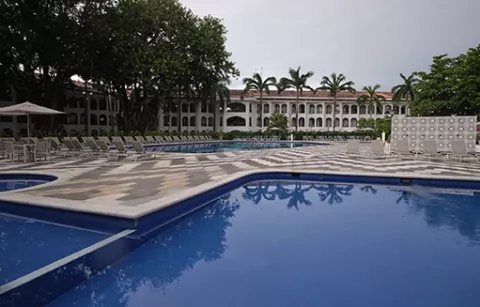 Vista de la piscina del Hotel Colonial muestra playas y zonas verdes.