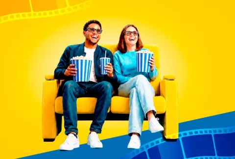Familia sonriendo durante una función de cine.