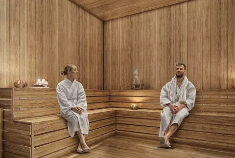 Sauna de Nuva Park muestra personas en bata descansando