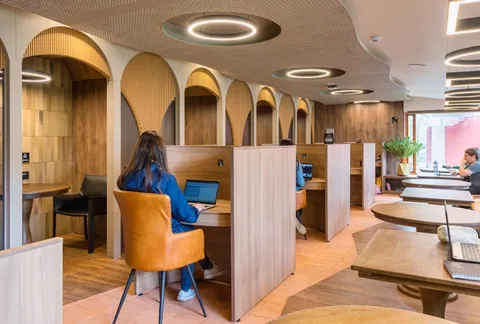 Persona trabaja en una sede de coworking Colsubsidio