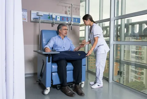 Enfermera revisa signos vitales de trabajador de Colsubsidio
