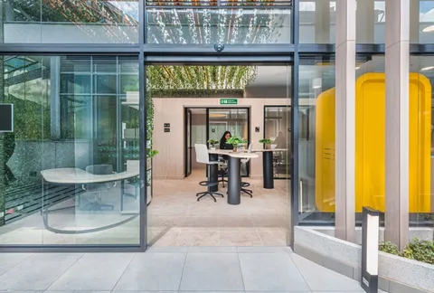 Entrada de una sede coworking de Colsubsidio