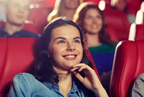 Persona en cine sonriendo
