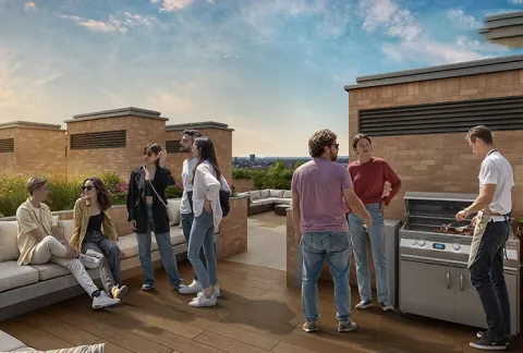 Terraza BBQ de Nuva Park muestra personas en un asado y conversando
