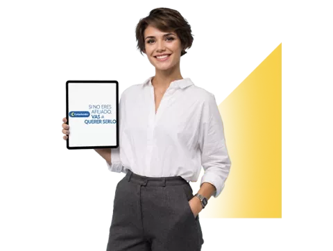 Ejecutiva sostiene su tablet