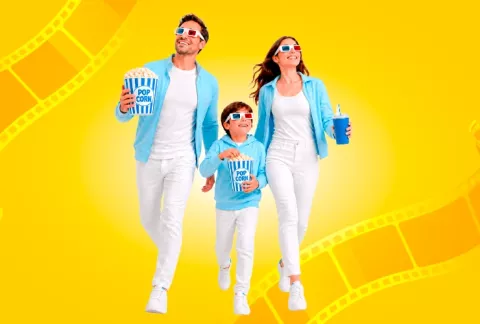Familia disfrutando una experiencia de cine juntos.