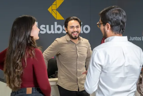 Trabajadores de Colsubsidio conversan en oficinas centrales.