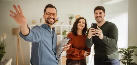 Personas reocrren apartamento modelo en Fontibón.