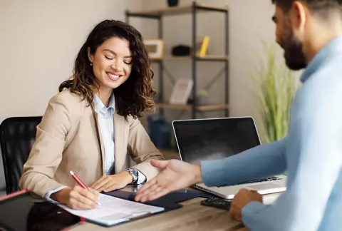 Mujer en una entrevista de trabajo conversando con otra persona, curso Activa tu Carrera.