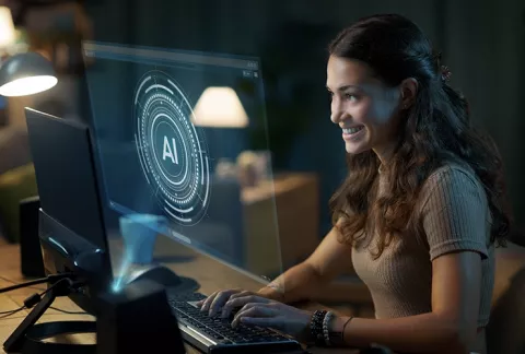 Persona usando un computador con herramientas de inteligencia artificial, curso Innovación con IA.