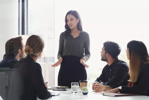Mujer liderando una reunión de trabajo, curso Mujeres Innovadoras.