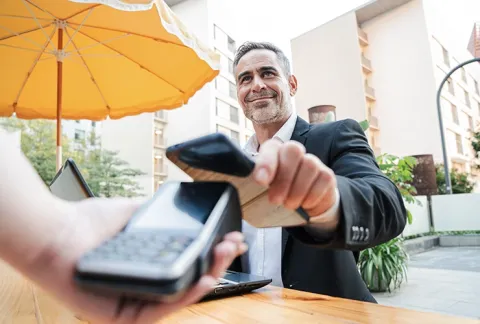 Hombre paga con su celular 