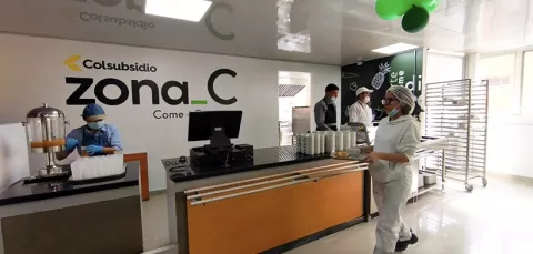 Cocineros atienden la zona de autoservicio C de Colsubsidio