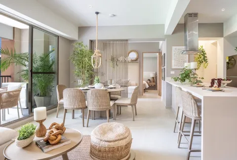 Apartamento modelo Llano Kristal, muestra sala, comedor y cocina integrada con acabados.