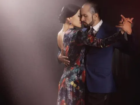 S y una mujer con un vestido de flores bailan