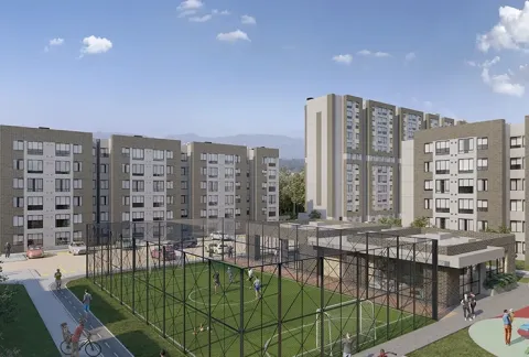 Cancha de fútbol de Rosa Amatista muestra edificios y personas jugando 