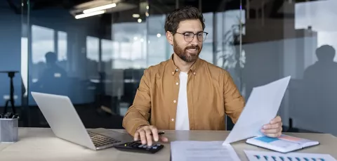 Hombre calculando su capacidad de endeudamiento y presupuesto mensual para solicitar un crédito 