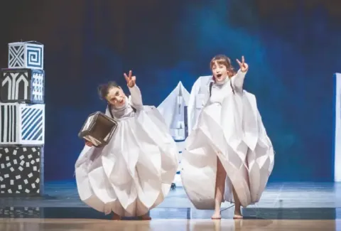 Niños en escena con vestuario geométrico en el Teatro Colsubsidio.
