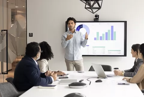 Persona revisando indicadores y gráficas en un computador, curso Gestión Estratégica.
