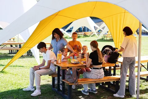 Carpa de eventos instalada en la sede Laureles.