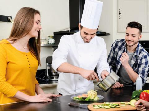 Chef cocinando a una pareja en su casa