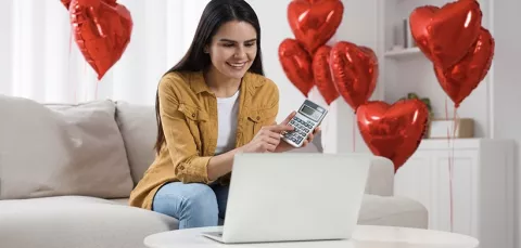 Persona realizando una compra de regalo para Amor y Amistad utilizando su Cupo Crédito Colsubsidio. 