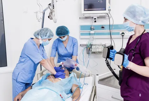 Estudiantes realizan revisión cardiovascular a paciente