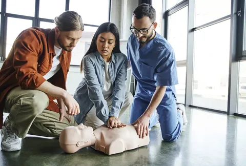 Estudiantes aprenden a realizar reanimación