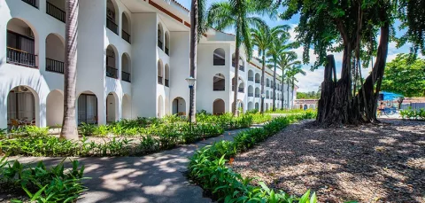 Fachada Hotel Colsubsidio muestra edificios y zonas verdes