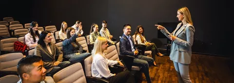 Grupo de personas asistiendo a un evento empresarial