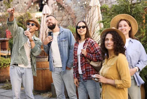 Guía turista muestra los destinos más famosos de Colombia