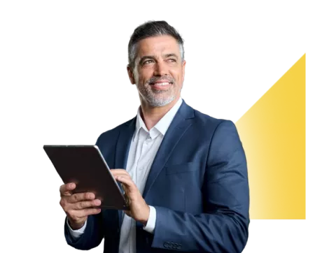 Empresario de pie sonriendo con una tablet en las manos, programa Conexión Internacional Colsubsidio.