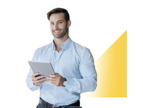 Un empresario consultando herramientas digitales desde su tablet para la gestión de eficiencia tributaria Colsubsidio.