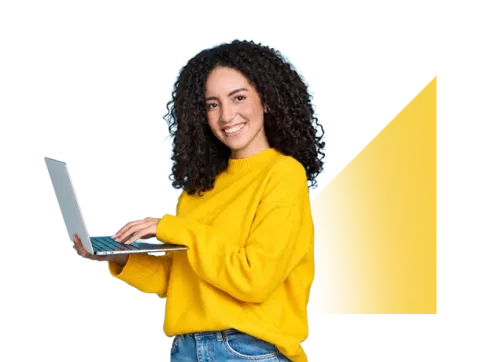 Mujer de pie sonriendo con un computador portátil en las manos, curso Laboratoria para mujeres cesantes.