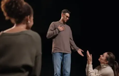 Grupo en el Teatro Colsubsidio realiza lectura y ensayo teatral.