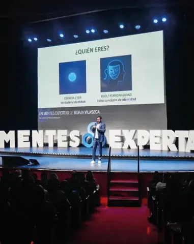 Un conferencista hablando a cientos de personas en el Teatro Colsubsidio