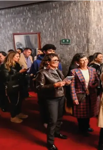 Participantes de un evento en Teatro Colsubsidio interactuando y documentando con sus móviles.