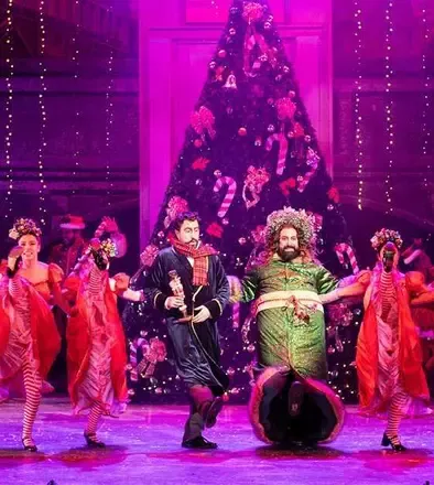 Espectáculo festivo con bailarines y personajes navideños en el Teatro Colsubsidio.