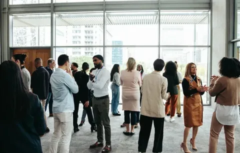 Encuentro profesional en el Teatro Colsubsidio con asistentes de eventos.